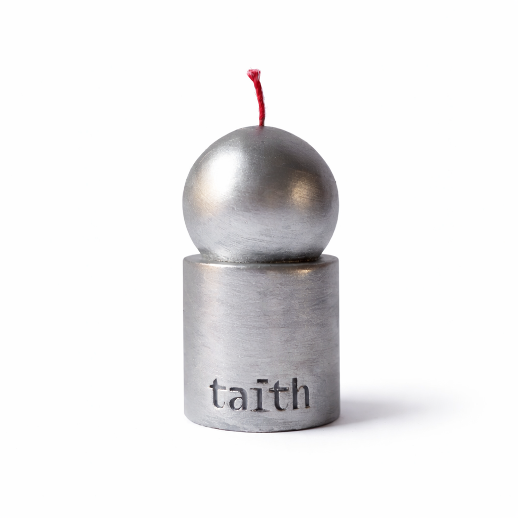 The Taith Lulu Candle hand-painted in Warsaw Poland Dear Johny. Sculptural candle using 3D-printed molds and sustainable wax for a contemporary interior.