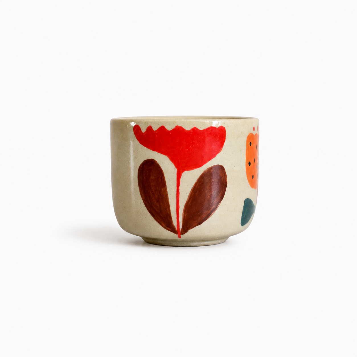 Margriet Schonenburg Keramiek Bloemenkopje met voetje handmade ceramic coffee cup hand-painted botanical flower design cream clay Leeuwarden Friesland contemporary minimalist modern pottery tableware Dear Johny
