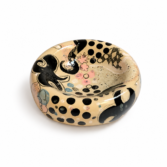 A ceramic handmade plate defined by organic contours, sculpted from glazed stoneware. Zoë Deno