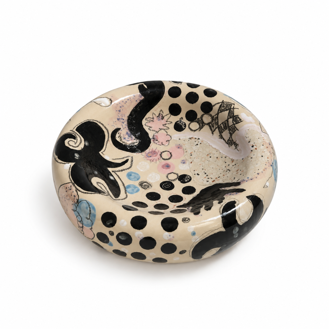 A ceramic handmade plate defined by organic contours, sculpted from glazed stoneware. Zoë Deno