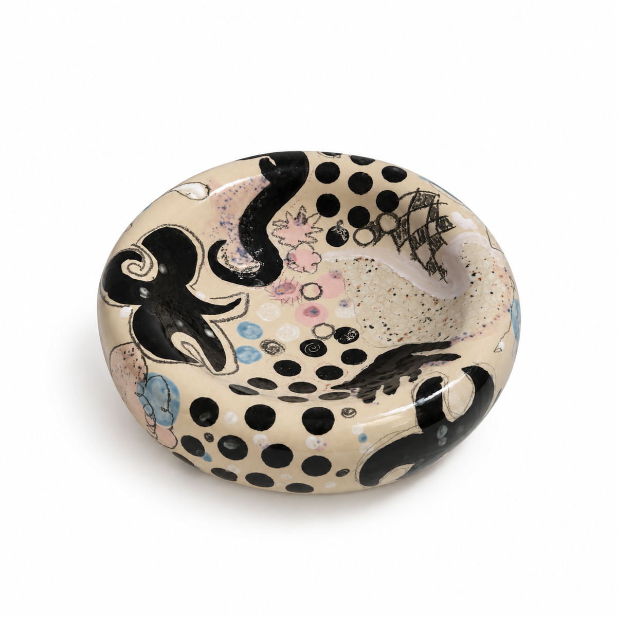 A ceramic handmade plate defined by organic contours, sculpted from glazed stoneware. Zoë Deno