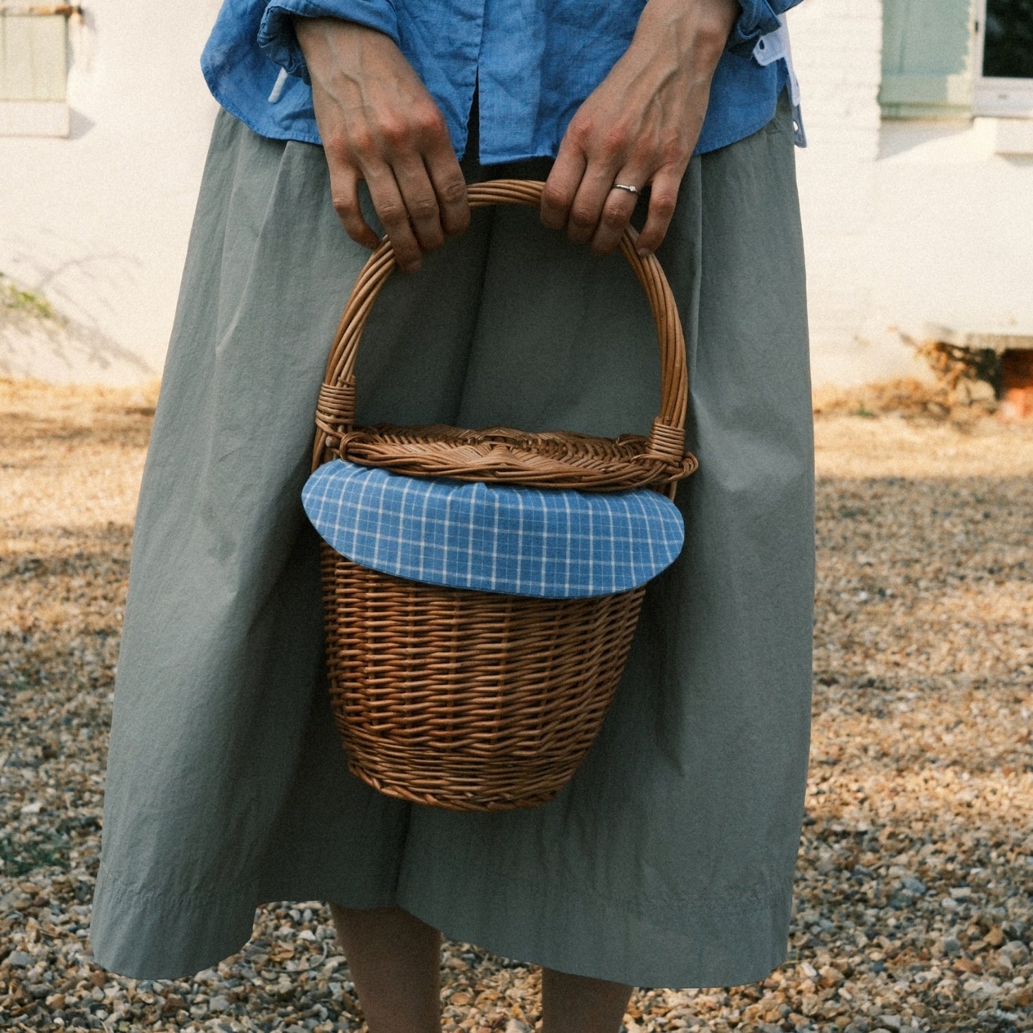 Handwoven natural willow storage basket with lid, carrying handle, and removable cotton liner by Oury Home for luxury pantry organization, picnic storage, and Ukrainian product design styling