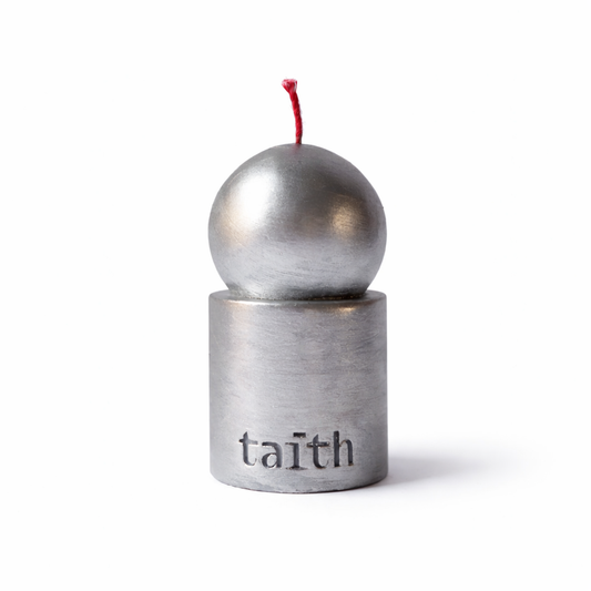 The Taith Lulu Candle hand-painted in Warsaw Poland Dear Johny. Sculptural candle using 3D-printed molds and sustainable wax for a contemporary interior.
