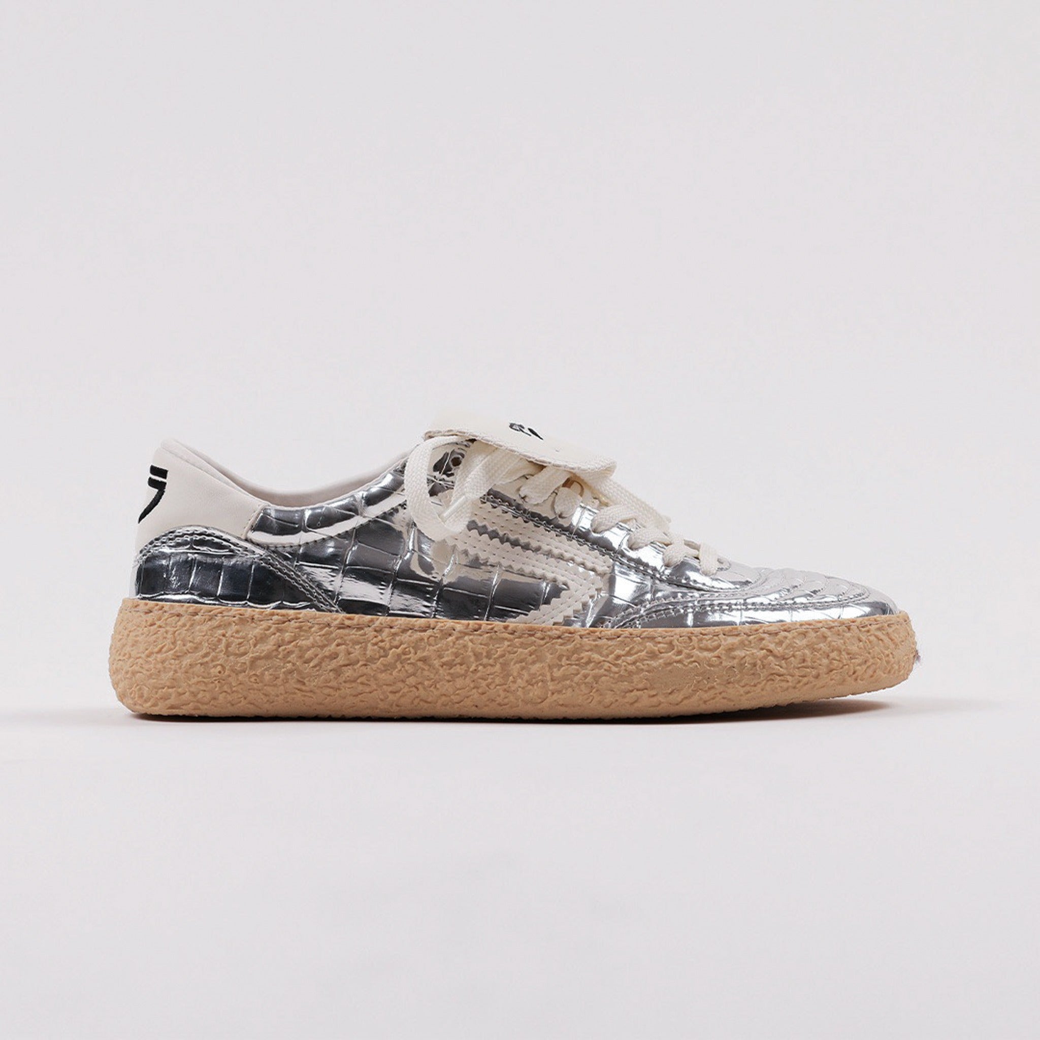 Side view of Puraai Cocco Silver sneakers in metallic silver vegan crocodile leather, handcrafted in Marche, Italy. Sustainable fashion footwear with recycled microfiber and cork.